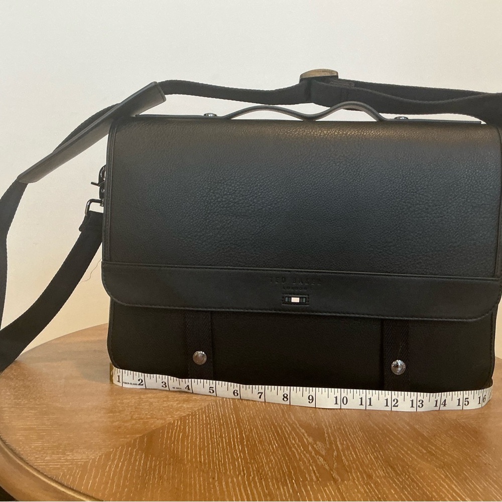 Ted Baker
Irvine Pebbled Magnetic Snap Messenger Bag - Picture 6 of 9